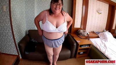 موټی جاپاني مور خپل لوی سږي ښیې او د جنسي لوبو څخه خوند اخلي. یوه 51 کلنه آسیایی مور د خپل جنسي تجربې په اړه خبرې کوي. یوکیکو 1 اوساکاپورن غوړ ملف